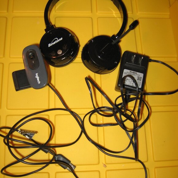 Lot of Computer Electronic Accessories Logitech Camera Binaphone Headphones - Picture 1 of 4